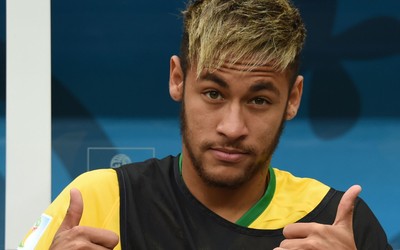 XK体育精华-久保建英赛后和队友拥抱庆祝